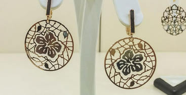 Artistic cutting of gold and silver